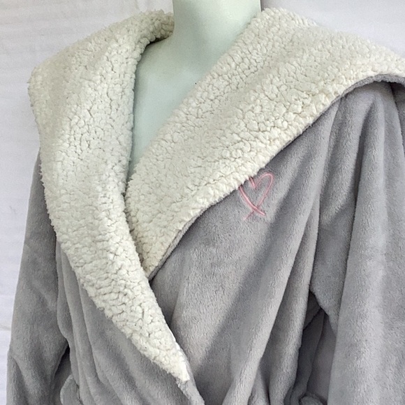 Cozy Victoria’s Secret Robe - Picture 3 of 4
